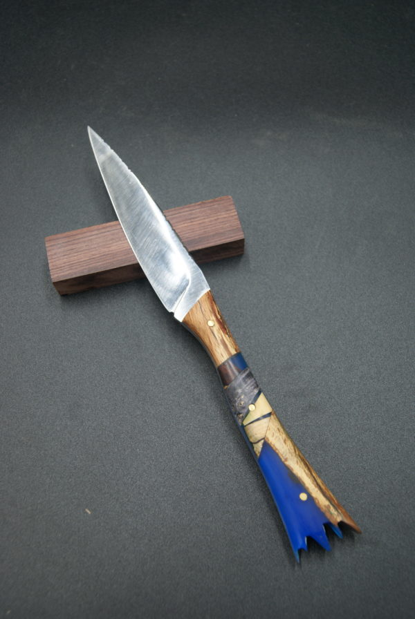 Rouz Boutou, hêtre, chêne et résine bleue