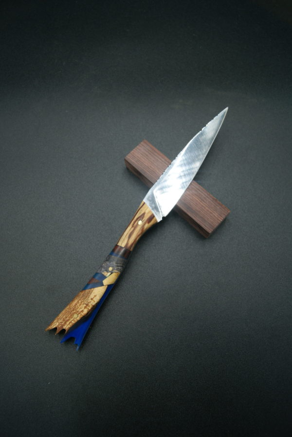 Rouz Boutou, hêtre, chêne et résine bleue