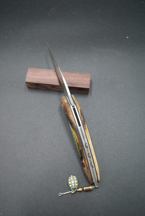 Pliant liner lock leurre et cytise