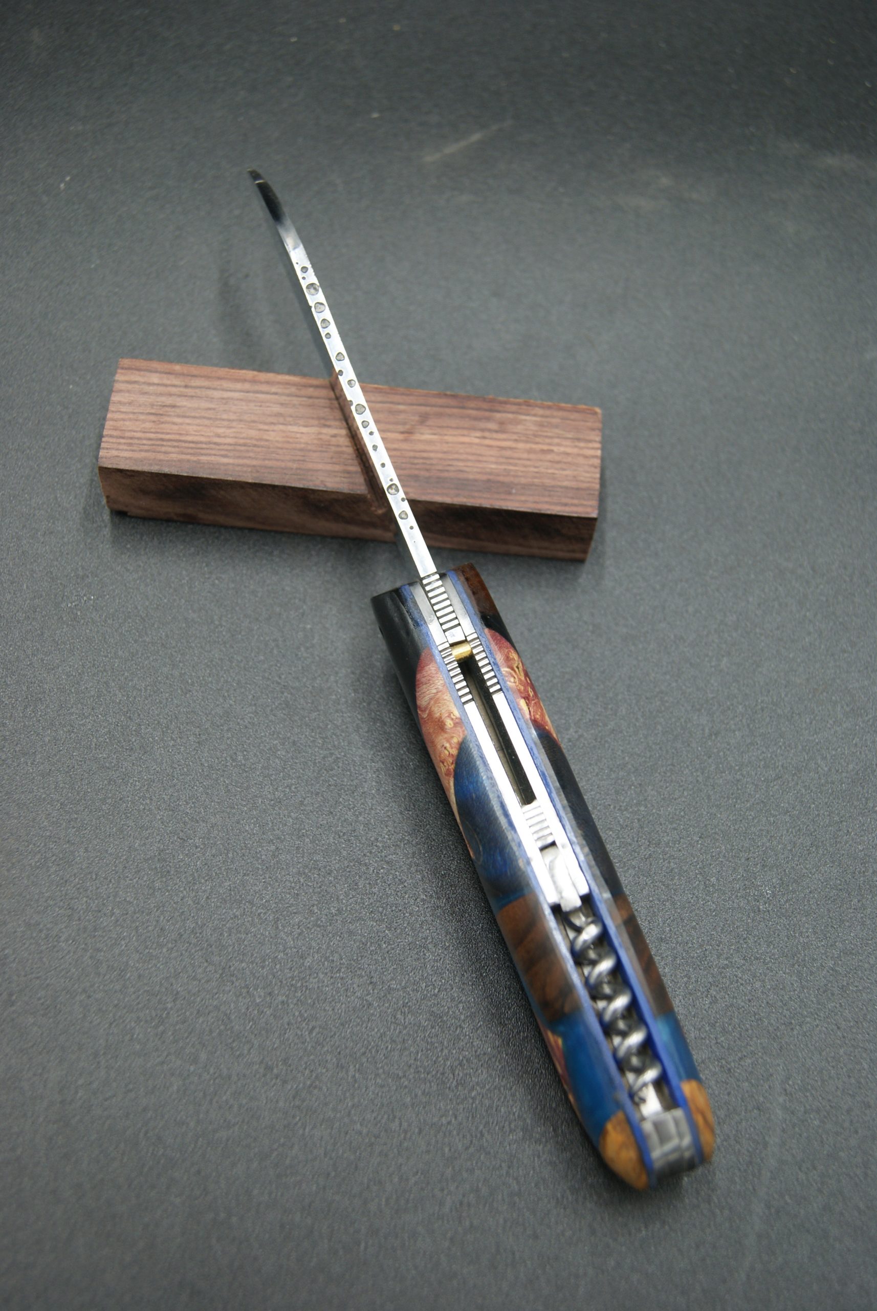 P102-Liner tire bouchon bois et résine bleue