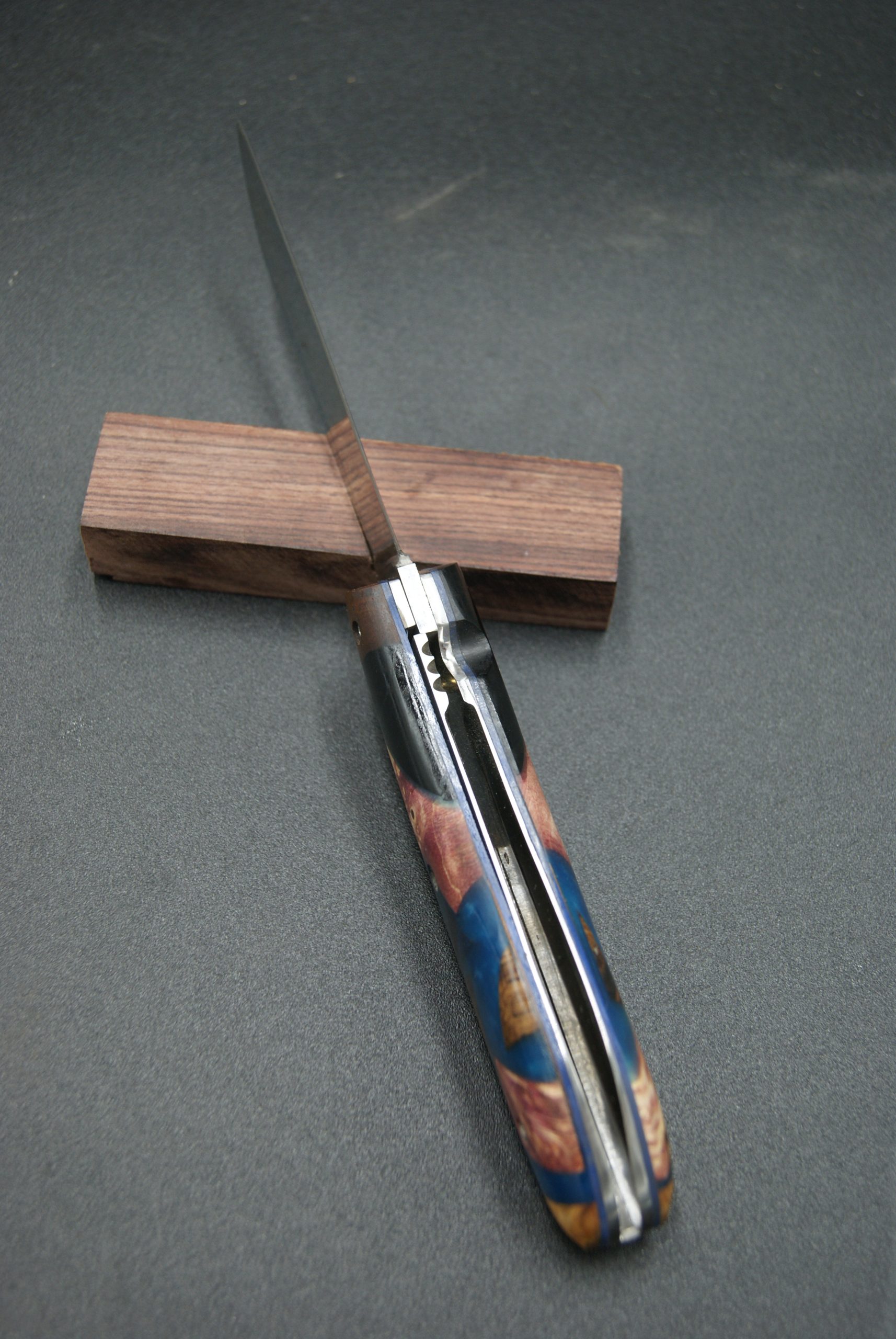 P102-Liner tire bouchon bois et résine bleue