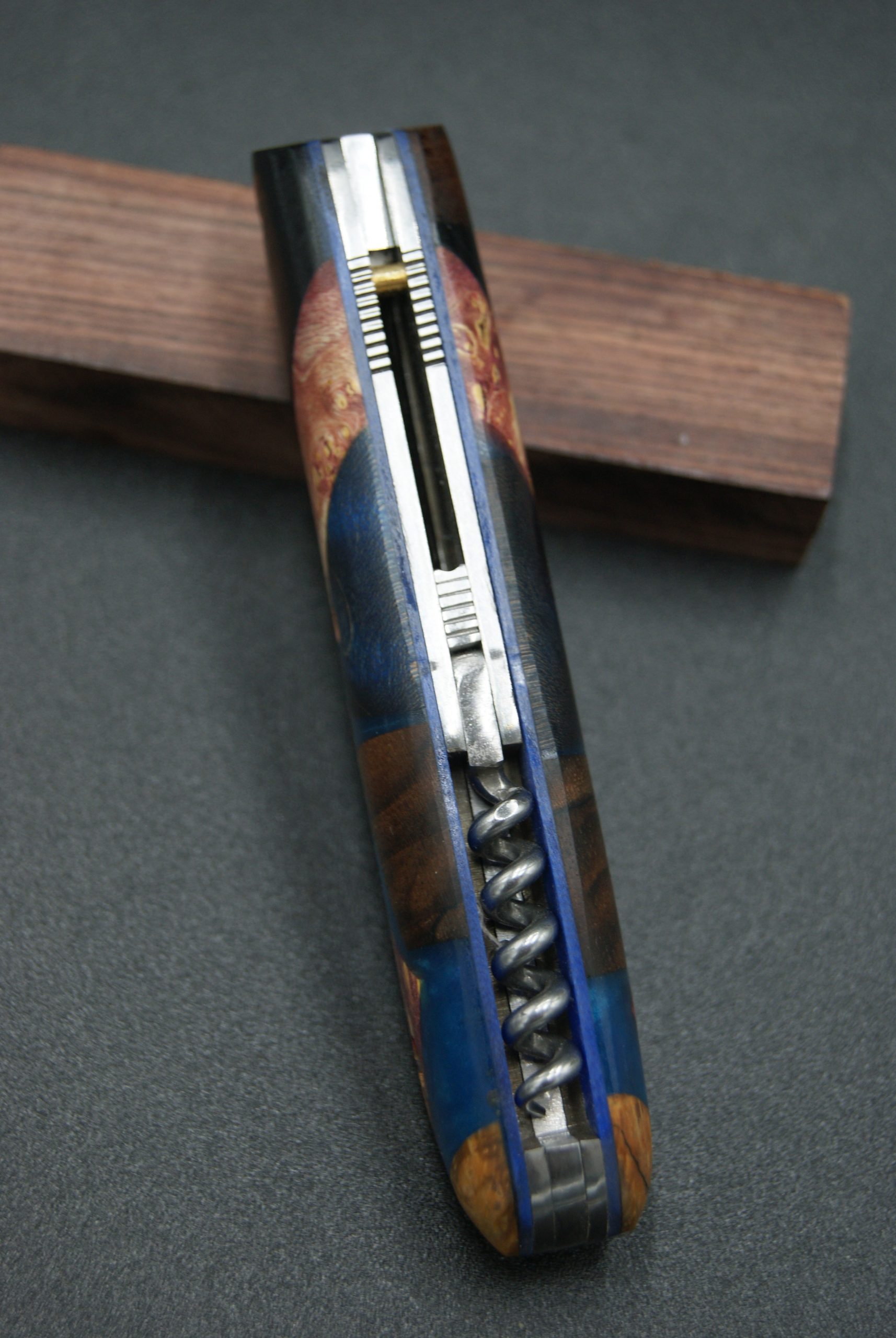 P102-Liner tire bouchon bois et résine bleue