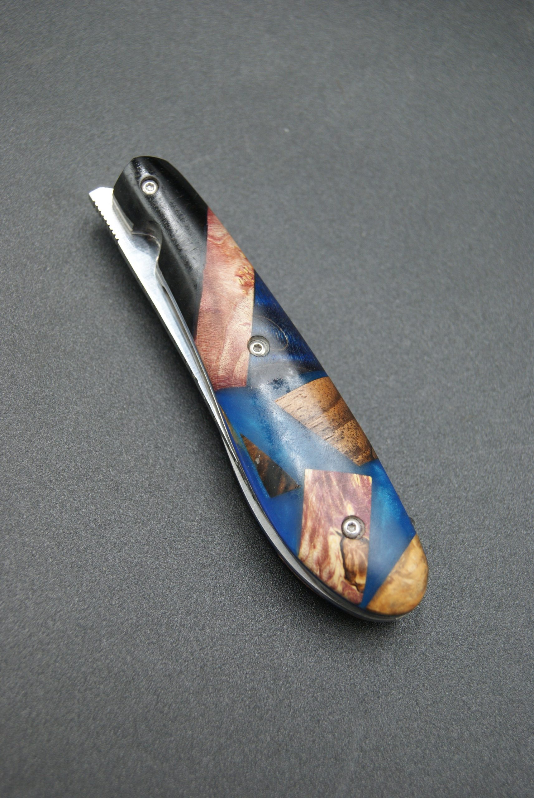 P102-Liner tire bouchon bois et résine bleue