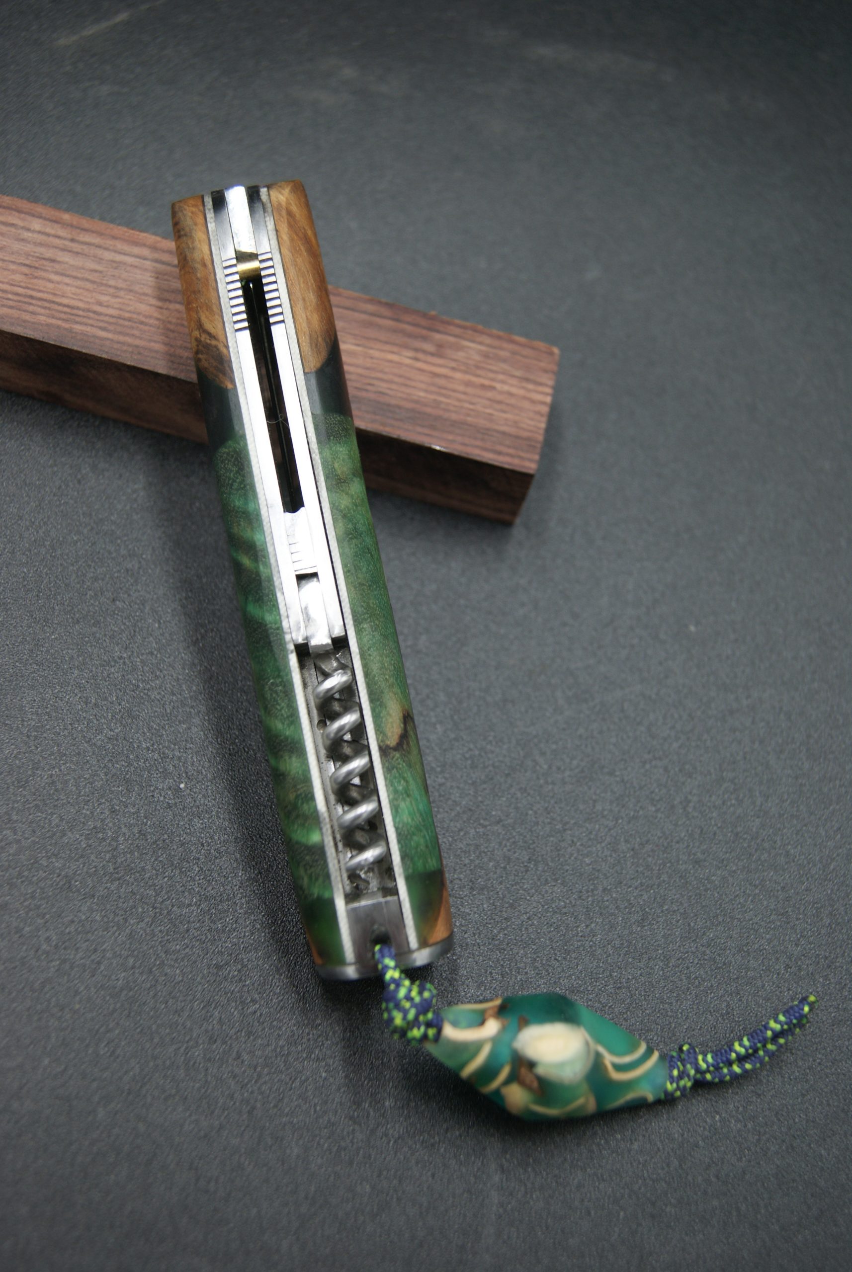 P105-Liner tire bouchon bois et résine verte