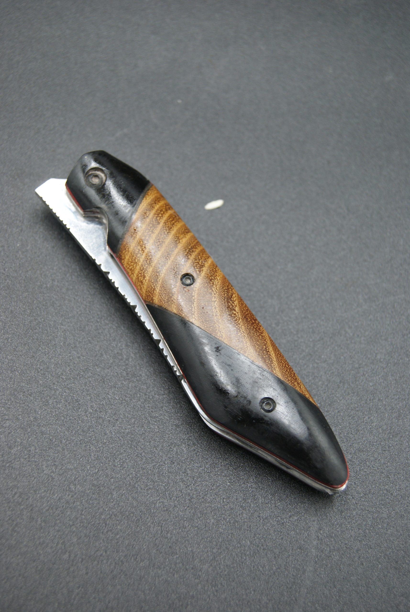 P99-Liner inox robinier et ébène