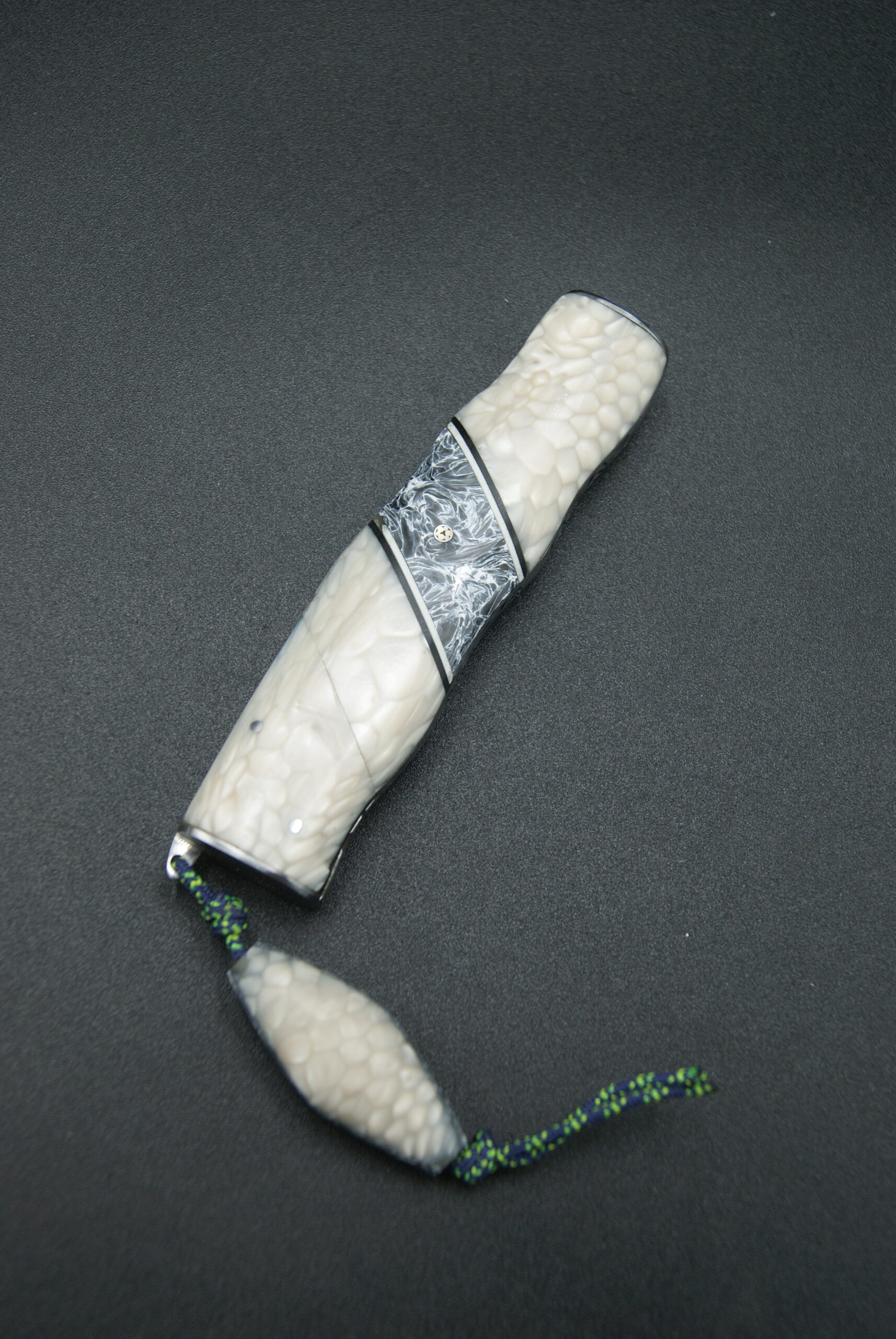T40-Tonneau IvorySnake