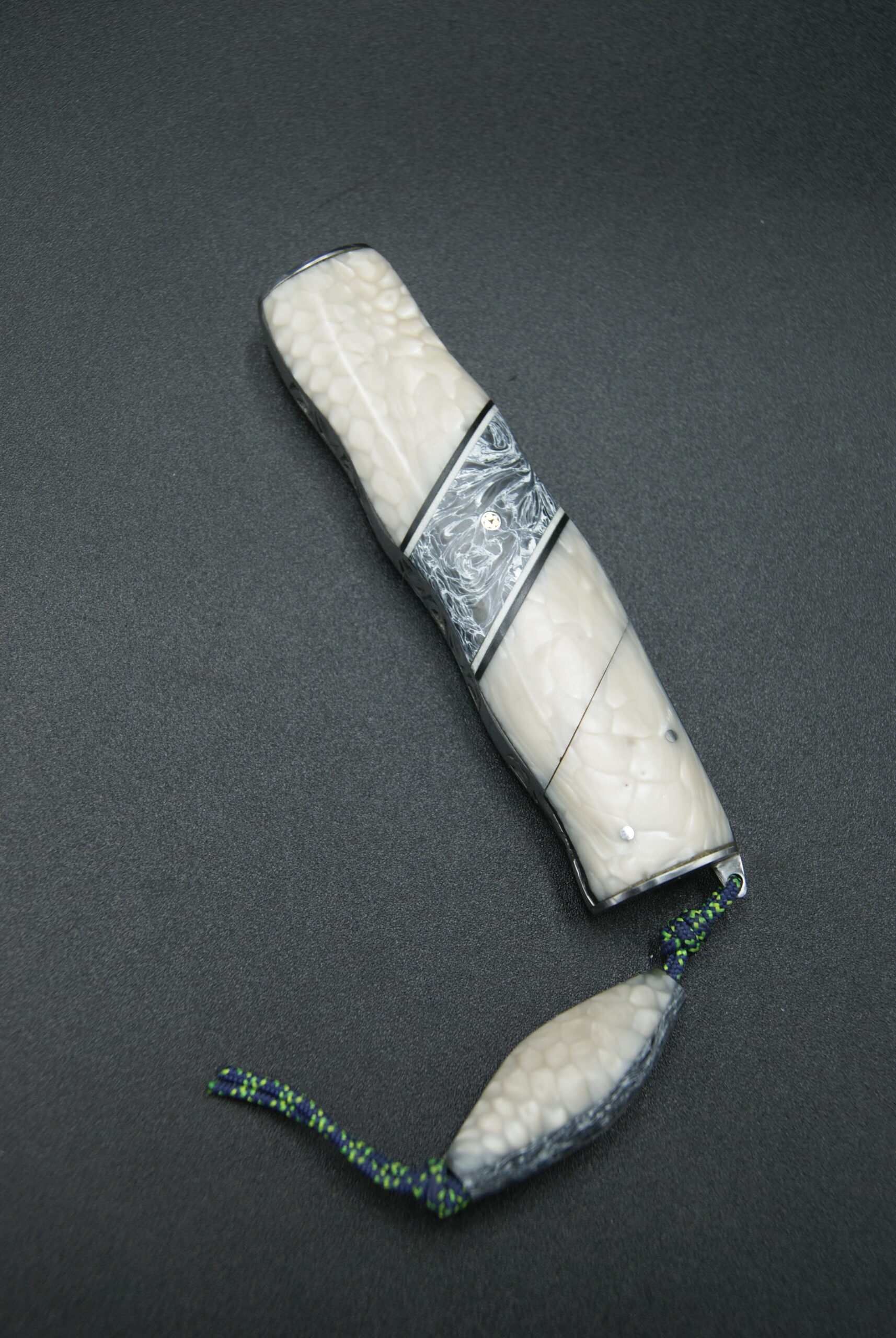 T40-Tonneau IvorySnake
