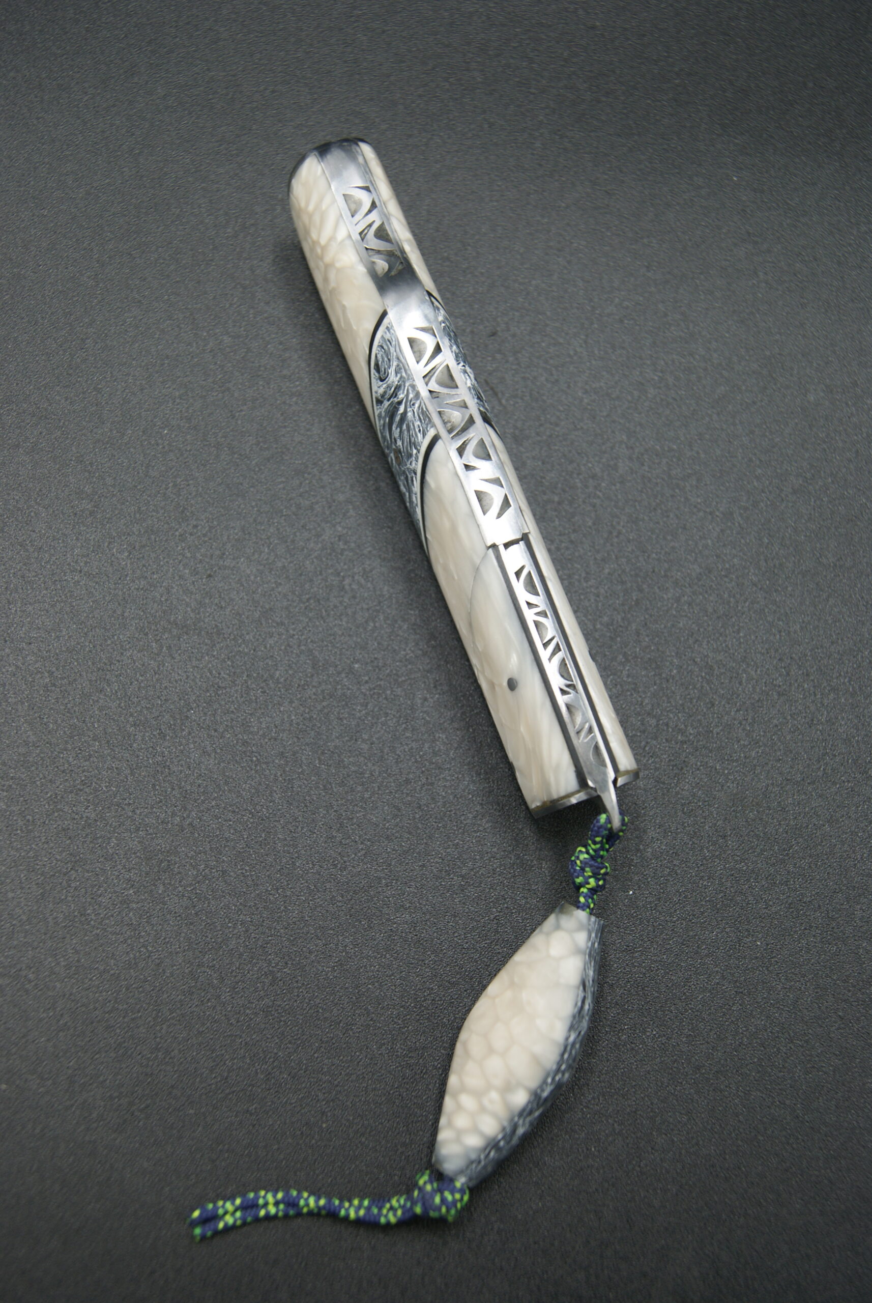 T40-Tonneau IvorySnake