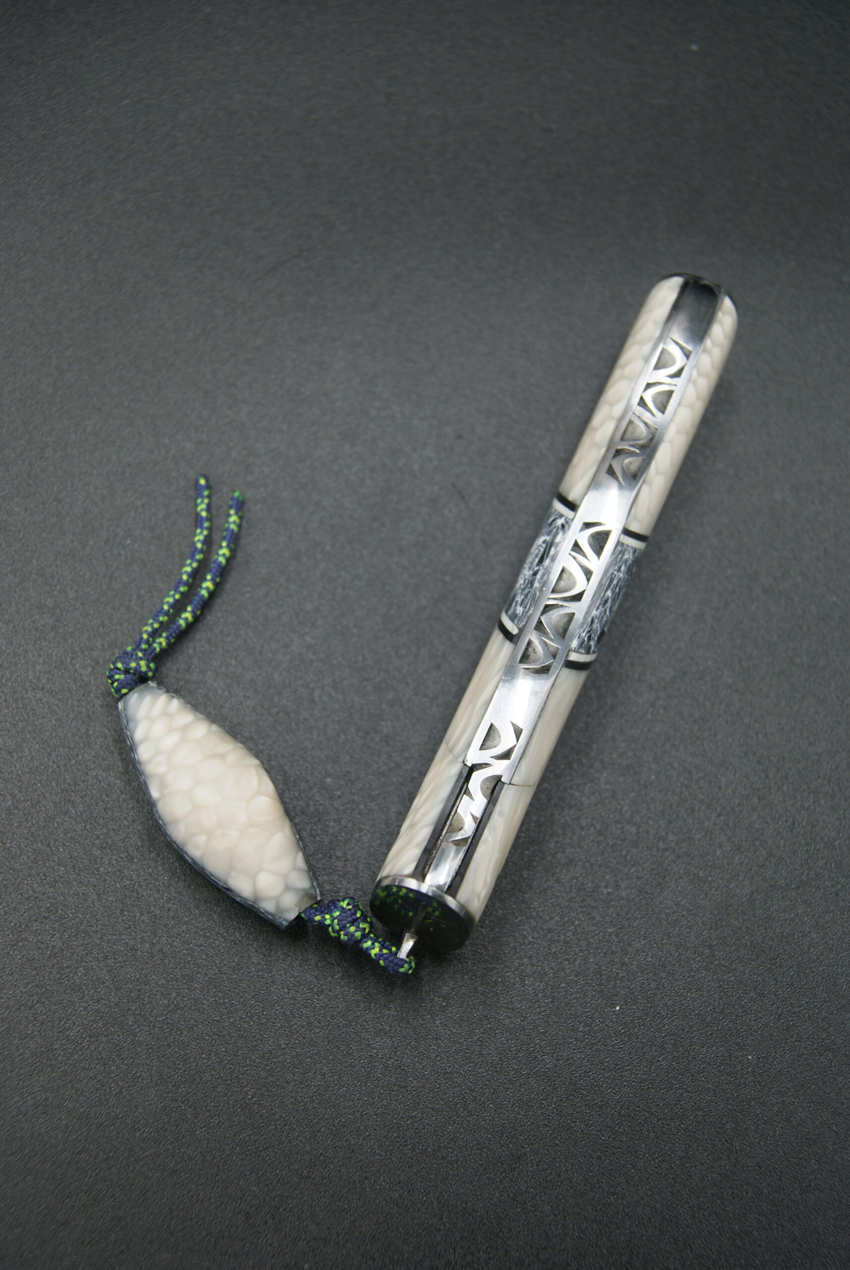 T40-Tonneau IvorySnake