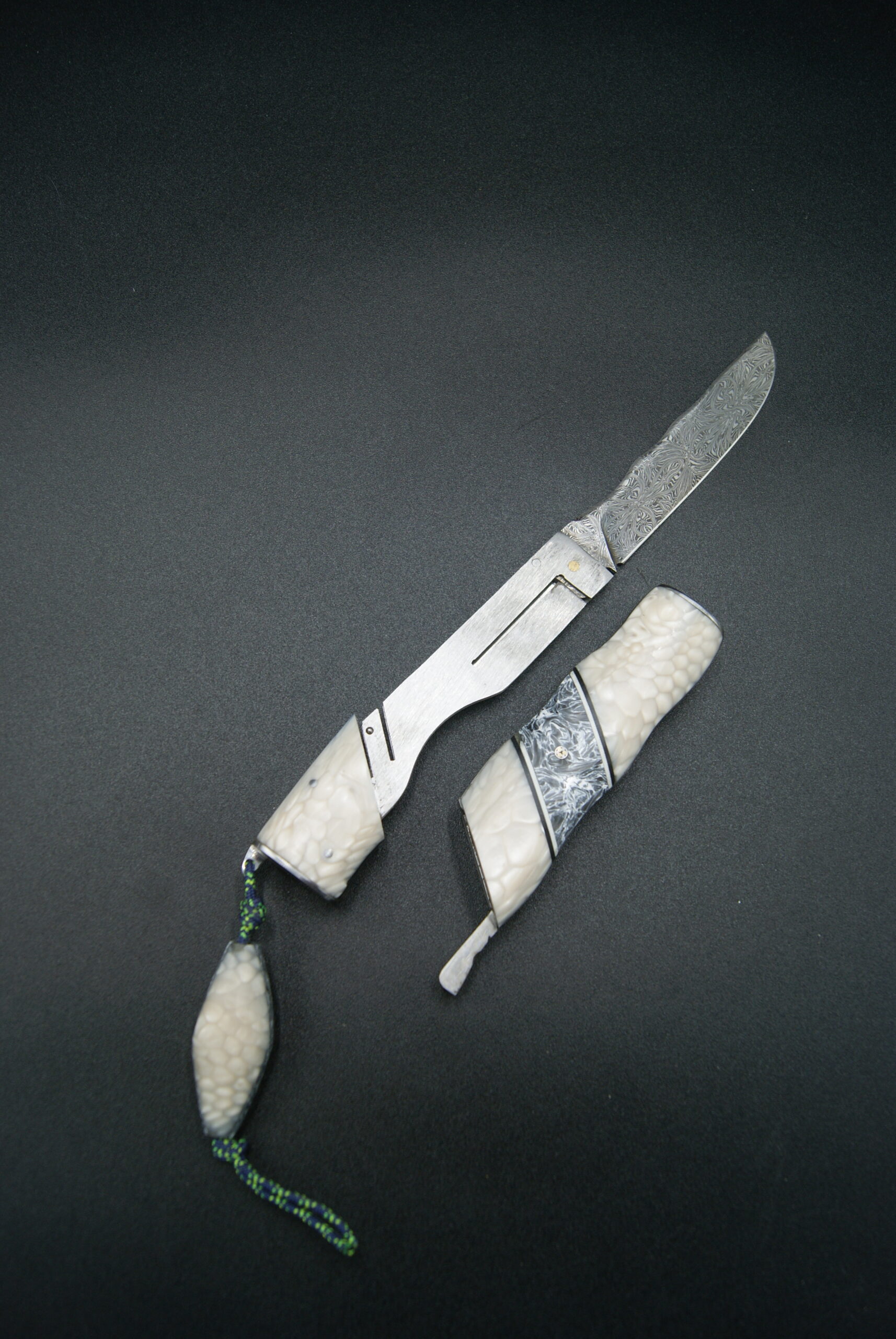 T40-Tonneau IvorySnake